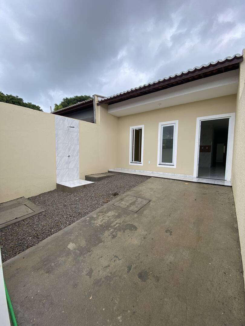 Fachada com ampla garagem